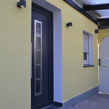 Mit Terrasse, Privater Eingang Und Parkplatz 아파트 라데보름발트