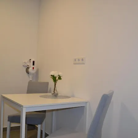 아파트 Mit Terrasse, Privater Eingang Und Parkplatz *