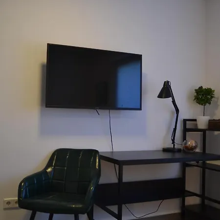 Mit Terrasse, Privater Eingang Und Parkplatz 아파트 *