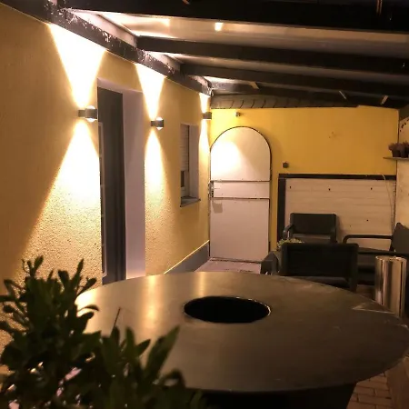 Mit Terrasse Und Eigenem Eingang *