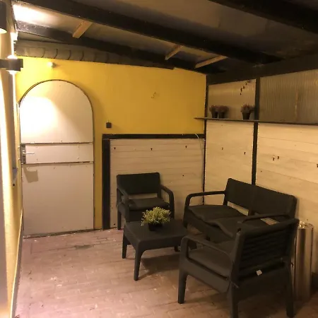 Mit Terrasse Und Eigenem Eingang Lägenhet