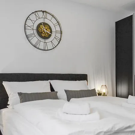 Appartement Mit Terrasse, Privater Eingang Und Parkplatz *