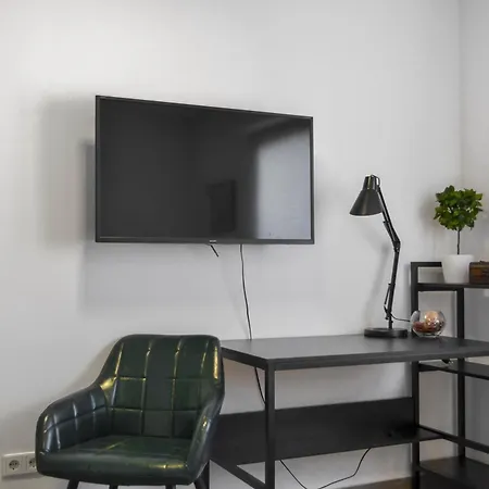 Mit Terrasse, Privater Eingang Und Parkplatz *