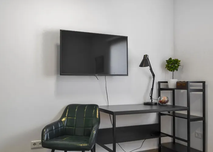 Mit Terrasse, Privater Eingang Und Parkplatz *