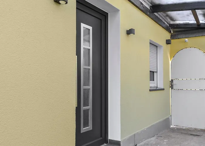 Mit Terrasse, Privater Eingang Und Parkplatz *